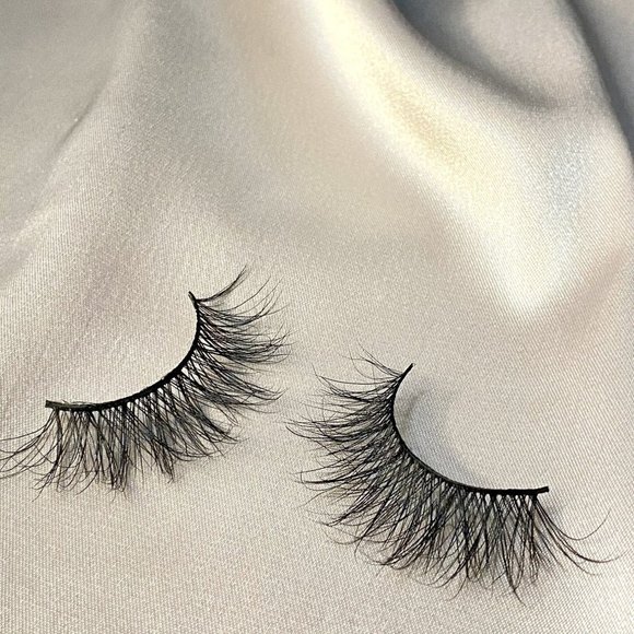 MALIBU strip eyelash extension - Picture 2 of 3